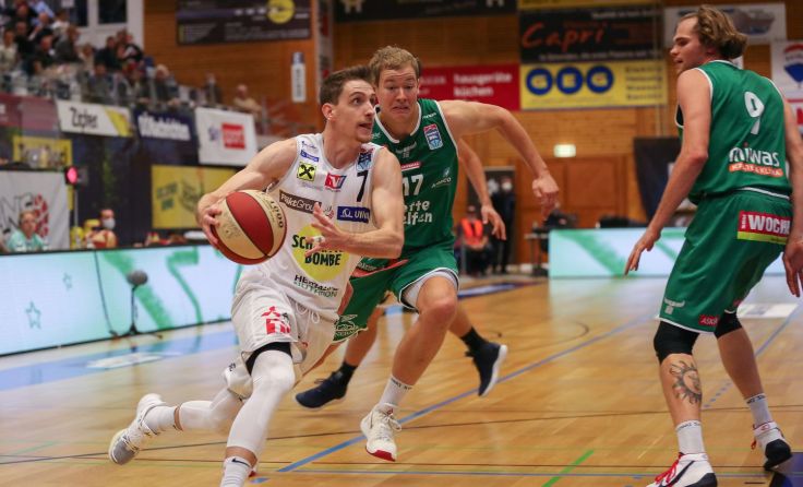 Benedikt Güttl am Ball gegen die Kapfenberg Bulls. Foto: Hannes Kienesberger