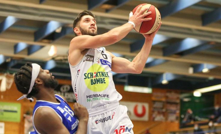 Daniel Friedrich von den Swans am Ball. Foto: Hannes Kienesberger