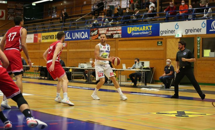 Enis Murati am Ball. Foto: Swans