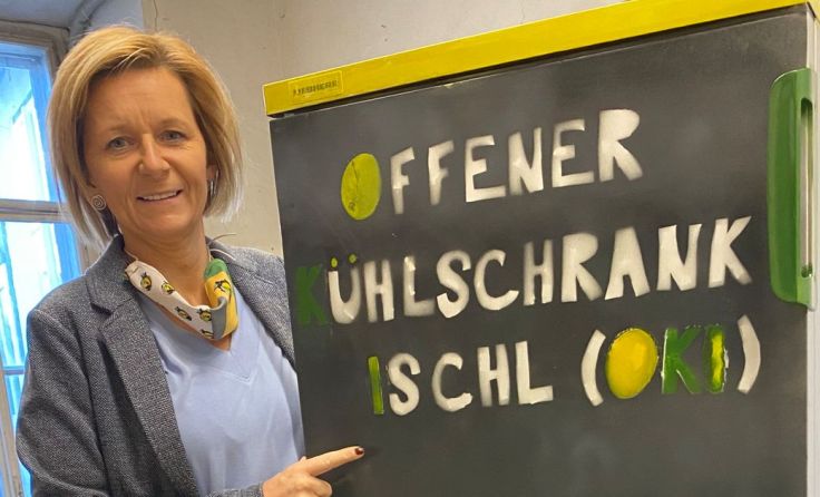 Ines Schiller mit dem "Offenen Kühlschrank Ischl". Foto: Stadtamt Bad Ischl