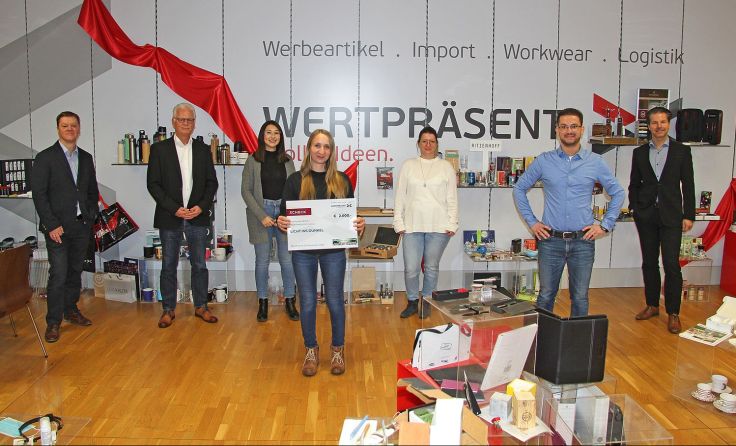Wertpräsent-Team mit Spendenscheck. Foto: Wertpräsent