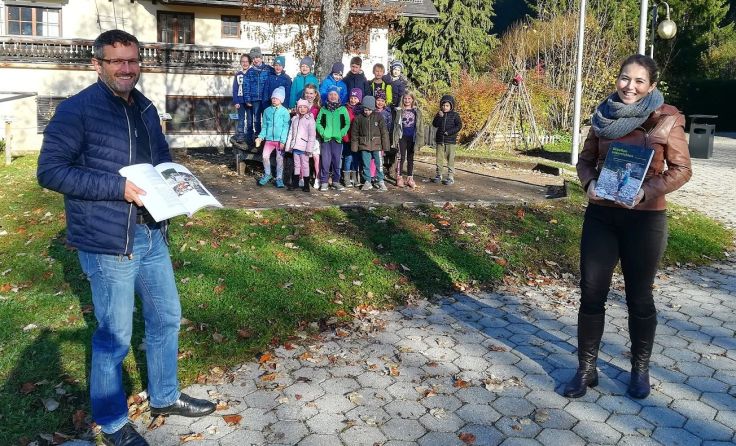 Buchübergabe an die Volksschule Reindlmühl. Foto: Naturpark