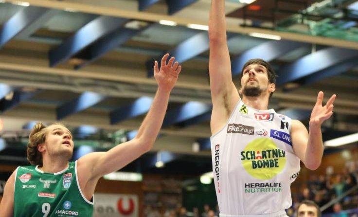 Toni Blazan am Ball. Foto: Swans