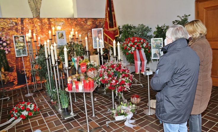 Menschen nehmen Abschied von Altbürgermeister Herwart Loidl. Foto: Hörmandinger