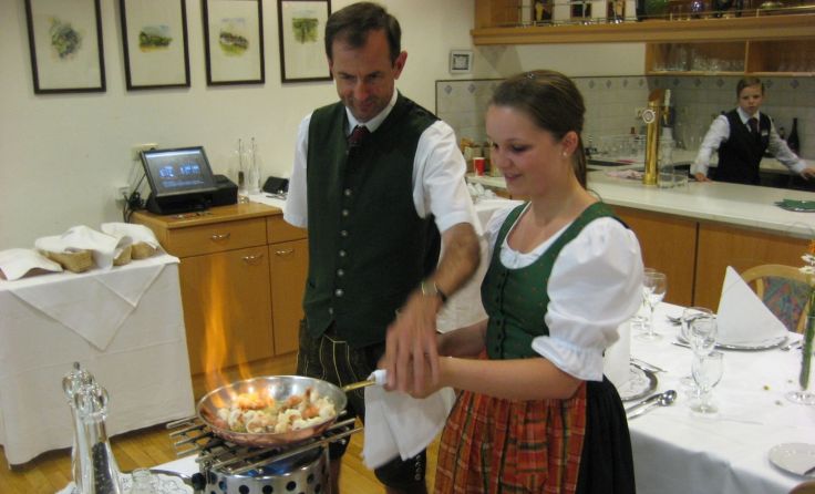 Peter Steiner mit Schülerin beim Flambieren im Serviceunterricht. Foto: TS/Reimair