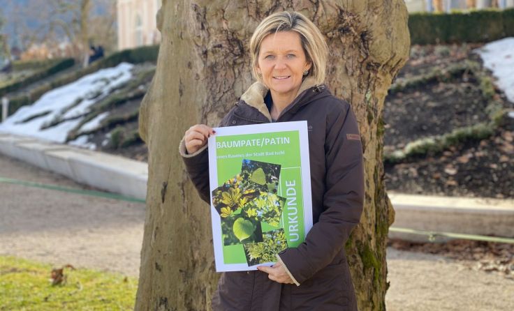 Bad Ischls Stadtchefin Ines Schiller freut sich über Baum-Paten. Foto: Stadtgemeinde Bad Ischl