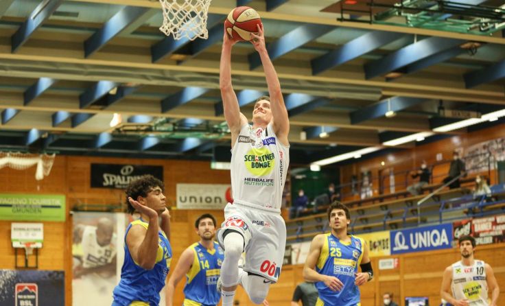 Swans Spieler Bene Güttl am Ball Foto:Swans