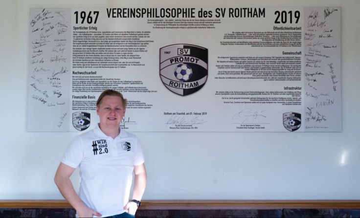 Obmann Franz Schobesberger vor dem Leitbild Foto: SV Roitham