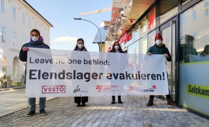 SP-Jugend vor dem Gebäude der ÖVP-Gmunden Foto: SJ