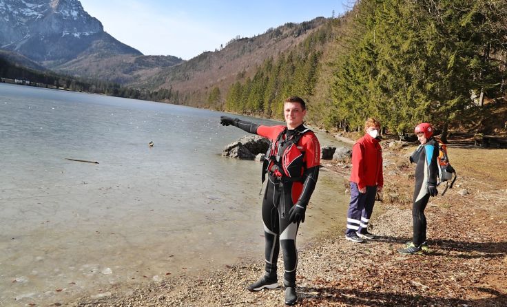 Einsatzkräfte am Langbathsee Foto: Hörmandinger