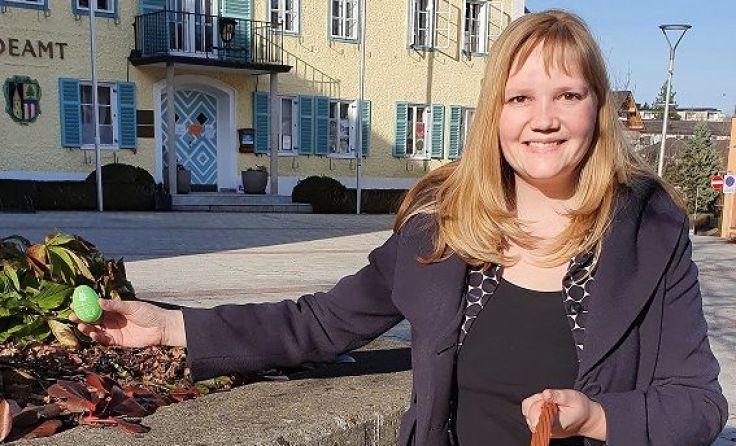 Elisabeth Feichtinger wünscht viel Spaß bei der Suche Foto: Marktgemeinde Altmünster 
