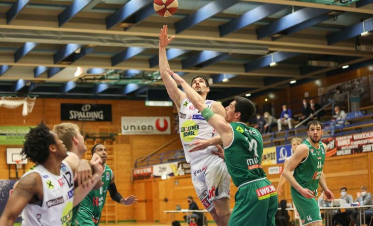 Toni Blazan (Bildmitte) am Ball Foto: Swans