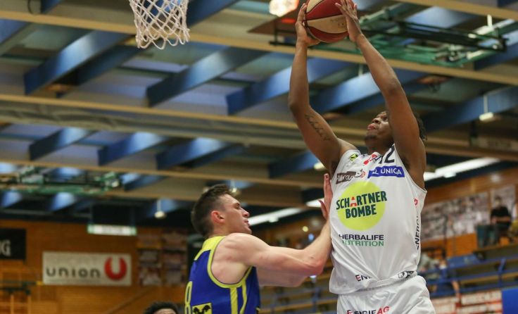 Stephon Jelks am Ball Foto: Swans
