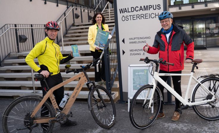 Hermine Hackl (mitte) mit Günther Lang und Markus Malzer (Foto: Foto: Waldcampus Österreich)