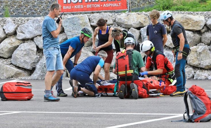 Bergrettung transportiert Verletzten Biker (Foto: Hörmandinger)