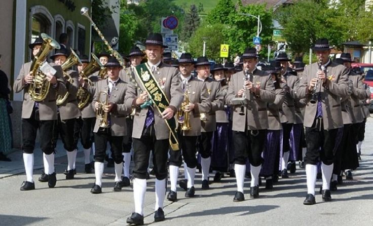 Musikkapelle Altmünster marschiert durch den Ort (Foto: Marktmusikverein Altmünster)