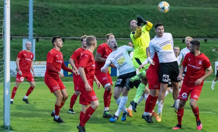 Heiße Strafraumszene vom letztjährigen Duell Vorchdorf gegen Gschwandt. (Foto: H. Seiringer)