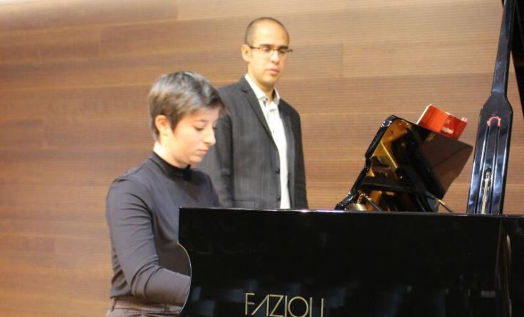 Manuela Pöllmann am Klavier (Foto: privat)