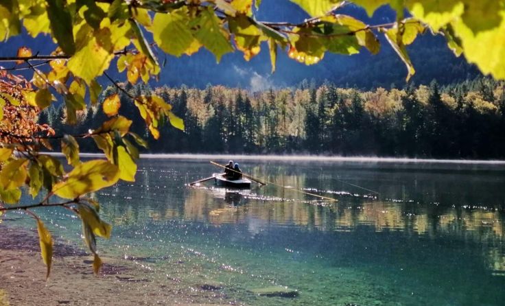 Herbststimmung am Langbathsee mit Fischern (Foto: Hörmandinger)