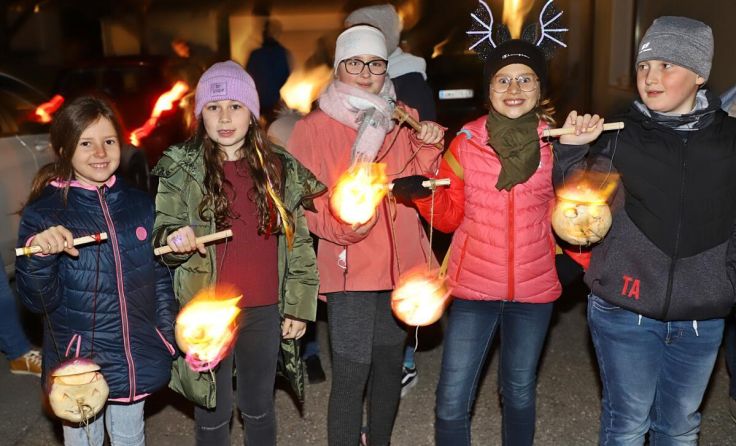 Kinder mit ihren leuchtenden Rüben (Foto: Hörmandinger)