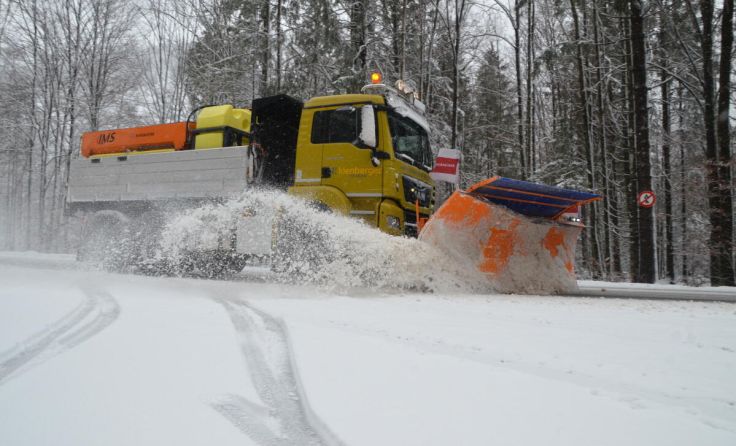 Winterdienst ist auf verschneiten Straßen im Einsatz (Foto: Tom Leitner)