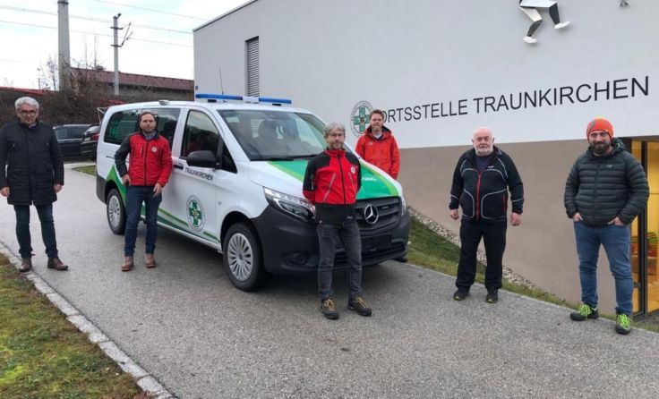 Verantwortliche mit dem neuen Einsatzfahrzeug der Bergrettung Traunkirchen (Foto: BRD Traunkirchen)