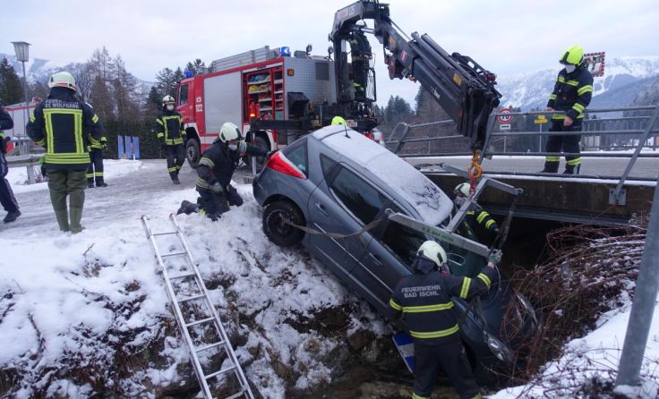 Feuerwehr bei den Bergungsarbeiten (Foto: ff-badischl.at)