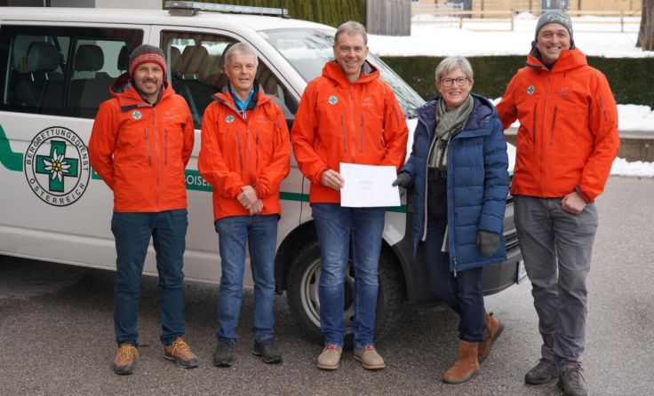 Verantwortliche bei der Geldübergabe (Foto: BRD Salzkammergut)