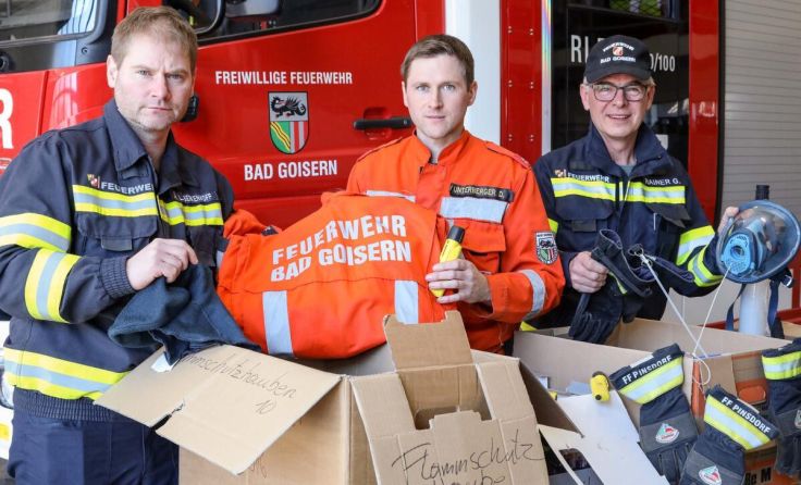 Hilfspakete mit Feuerwehrausrüstung werden vorbereitet. (Foto: FF Bad Goisern)