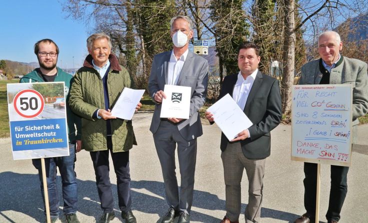 Übergabe der Unterschriften an den Bezirkshauptmann. (Foto: Hörmandinger)