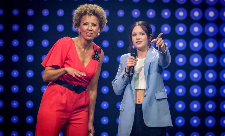 Moderatorin Arabella Kiesbauer mit Valentina Thoms aus Altmünster. (Foto: ORF/Hans Leitner)