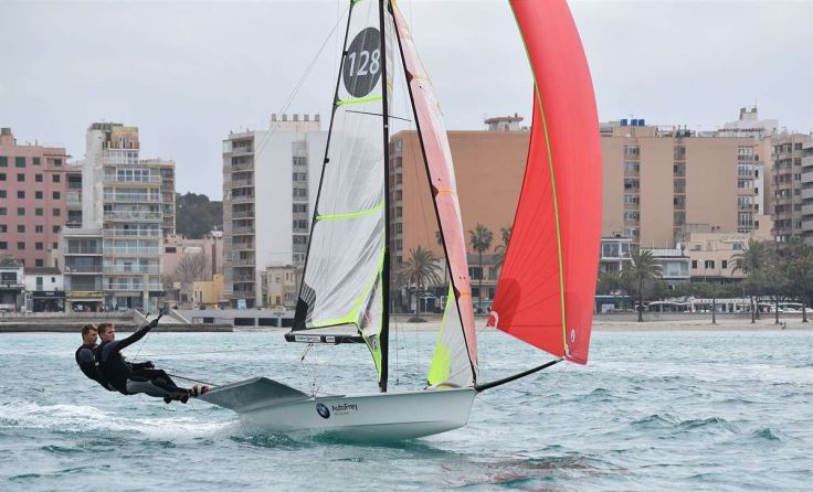 Prettner und Flachberger vor Palma de Mallorca. (Foto: OeSV)