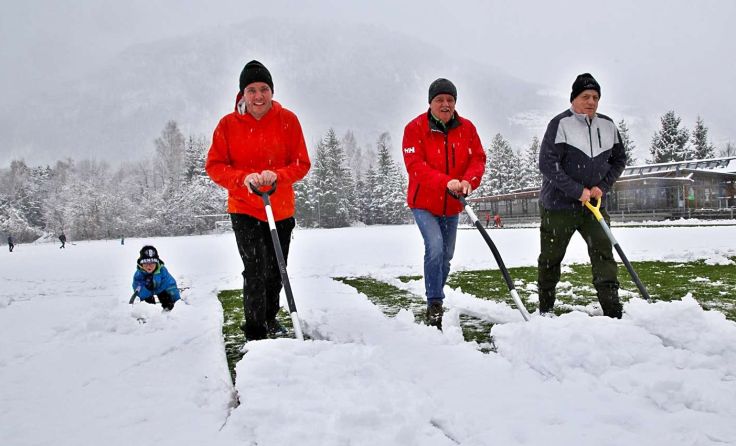 Ebenseer Fußballer beim Schneeschaufeln (Foto: Hörmandinger)