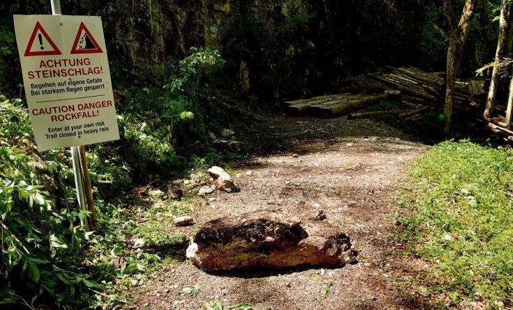 Wegen des Steinschlagrisikos dürfen abgesperrte Wege keinesfalls betreten werden. (Foto: SAAG)