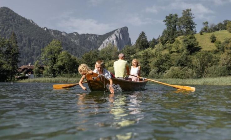 Familie mit Ruderboot auf dem Mondsee. (Foto: OÖ Tourismus//MondseelandIrrsee/Michael Grössinger)
