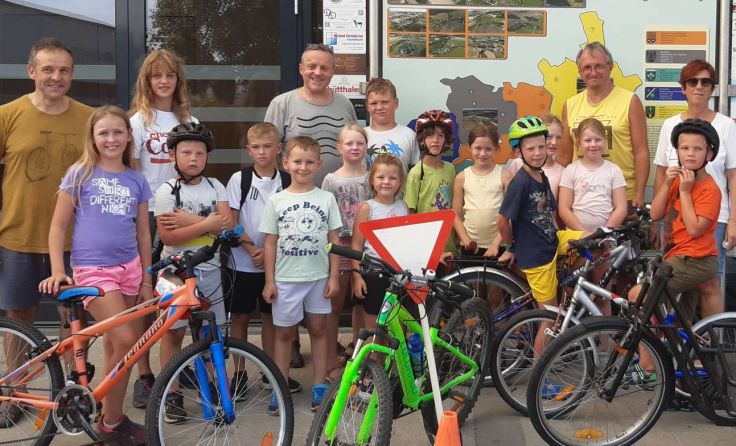 Die jungen Radfahrer mit den Organisatoren und dem Radtrainer (Foto: Die Grünen Pitzenberg)