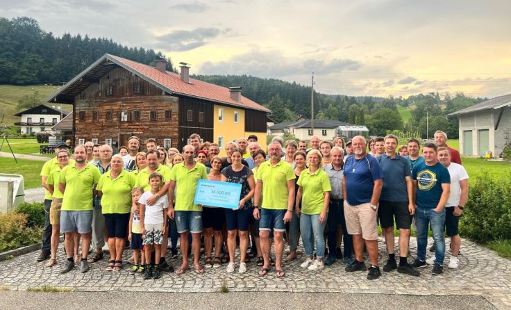 Das gesamte Charity-Team aus Powang bei der Scheckübergabe. (Foto: privat)