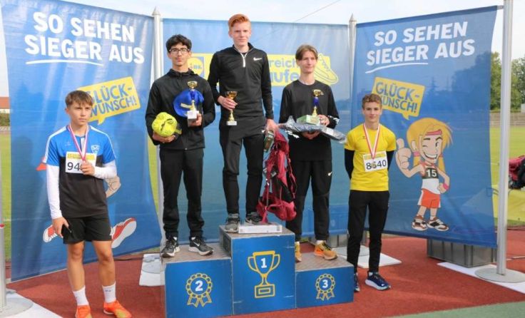 Die Läufer am Siegerpodest. (Foto: privat)