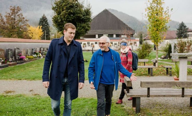 Umwelt-Landesrat Stefan Kaineder (li.) bei Begehung am Friedhof(Foto: Land OÖ/Werner Dedl)