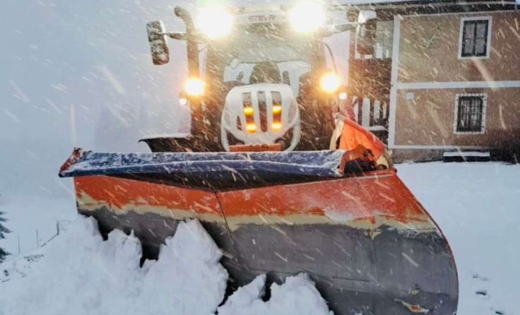 Schneepflug im Einsatz (Foto: privat)