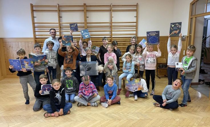 Bücherübergabe an Naturparkschulen (Foto: Naturpark Attersee-Traunsee)