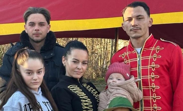 Ein Teil der Zirkusfamilie die derzeit in Timelkam festsitzen (Foto: privat)