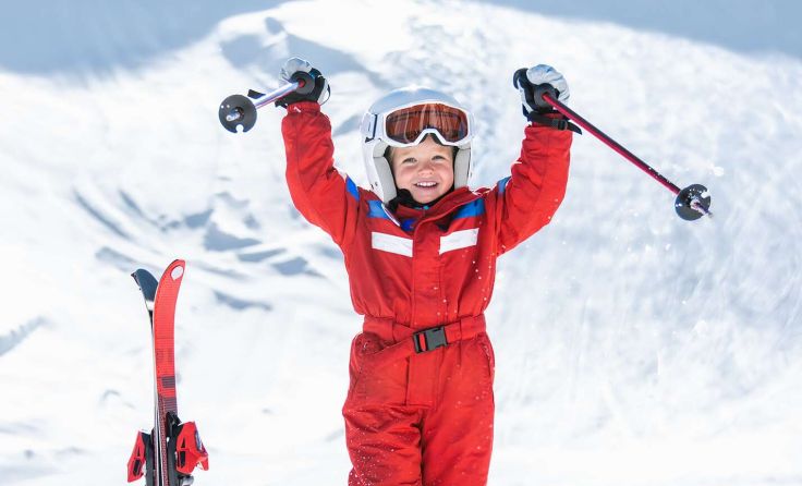 Die dreijährige Charlotte lernt Erwachsenen das Skifahren (Foto: Lena Ehrenhofer, SOVISO)
