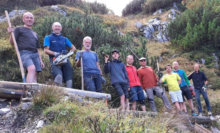 Mitglieder bei Wegarbeiten im Gebiet der Taferlklause zum Hochleckenhaus (Foto: Alpenverein)