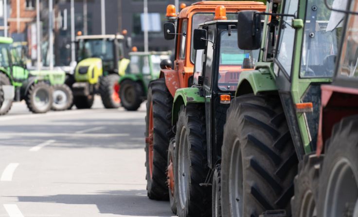 Bauern protestierten mit Traktoren (Foto: stock.adobe.com/scharfsinn86)
