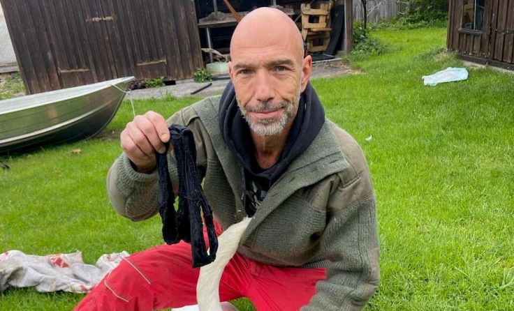Alexander Maritsch befreit Schwan von Damenslip (Foto: privat)