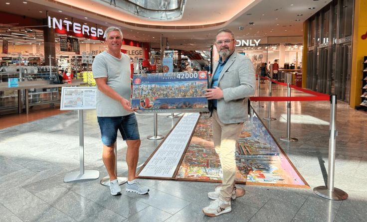 Wolfgang Zoister mit Center-Manager Thomas Krötzl vor dem Riesen-Puzzle (Foto: VARENA)