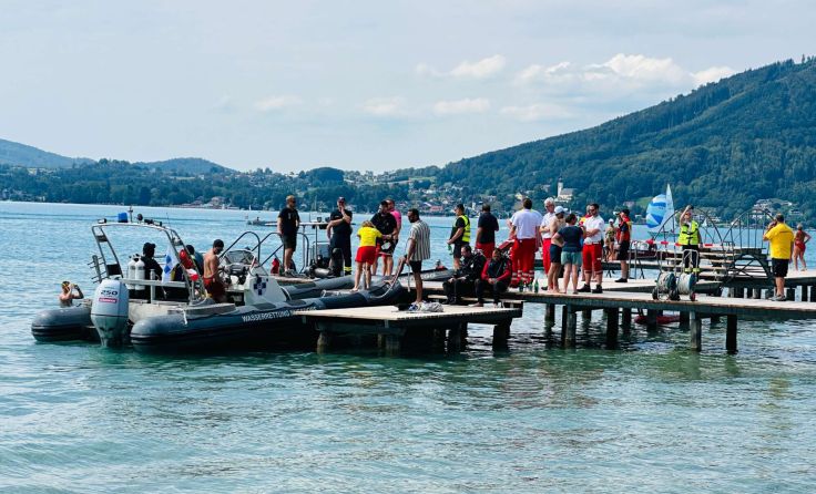 Einsatzkräfte im Einsatz beim Strandbad Weyregg (Foto: Tom Leitner)
