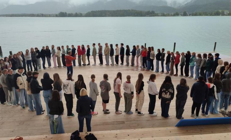 Die Schüler der ersten Klassen versuchen einen Sitzkreis zu formen. (Foto: HLW Wolfgangsee)