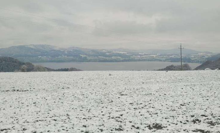 Verschneiter Blick vom Miglberg auf den Attersee (Foto: Klaudia Reininger)